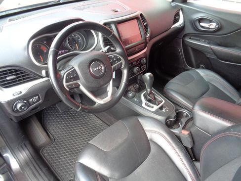 Used 2016 Jeep Cherokee Trailhawk AWD/4WD image 2