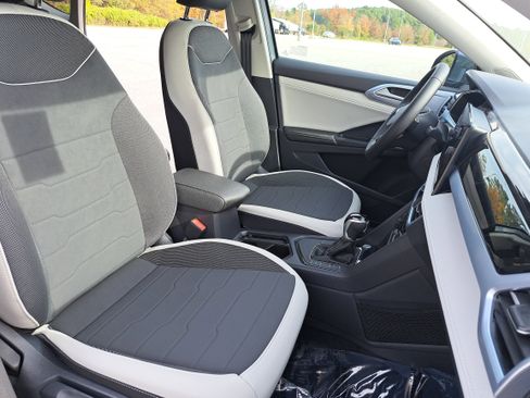 New 2026 Volkswagen Taos SE image 10