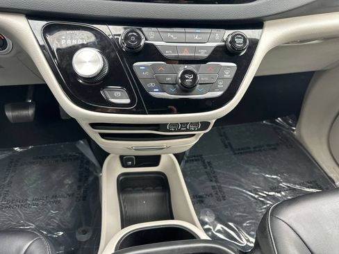 Used 2023 Chrysler Pacifica Touring-L FWD image 41