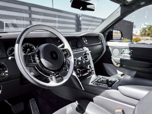 Used 2023 Rolls-Royce Cullinan AWD/4WD image 2
