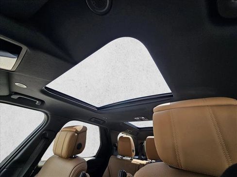 New 2025 Land Rover Discovery Dynamic SE image 15