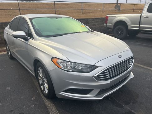 Used 2017 Ford Fusion SE image 2