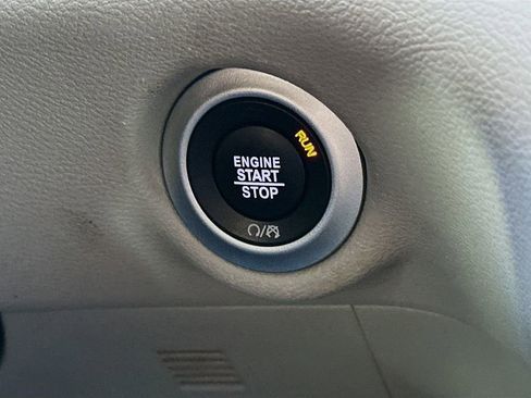 Used 2023 Chrysler Pacifica Touring-L FWD image 26
