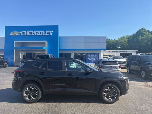 Used 2024 Chevrolet Trax LT w/ LT Convenience Package FWD image 2