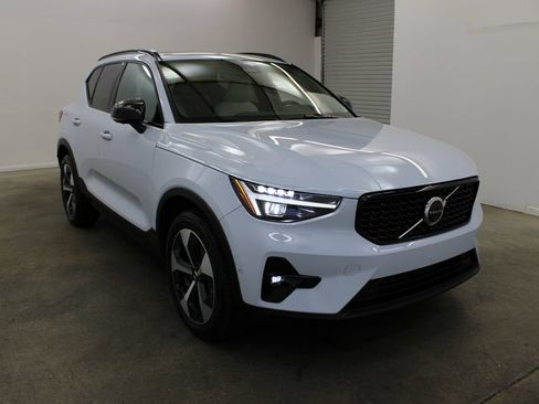 Used 2024 Volvo XC40 B5 Plus w/ Protection Package Premier AWD/4WD image 6