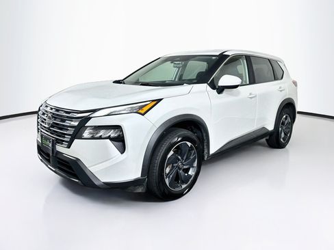 Used 2024 Nissan Rogue SV FWD image 3