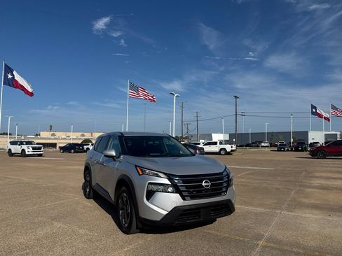 Certified 2024 Nissan Rogue SV FWD image 2