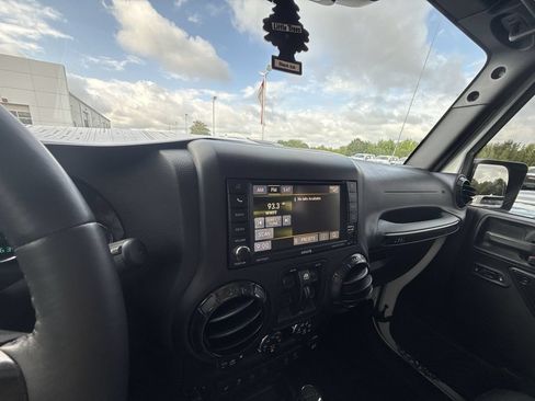 Used 2017 Jeep Wrangler Unlimited Sahara AWD/4WD image 19