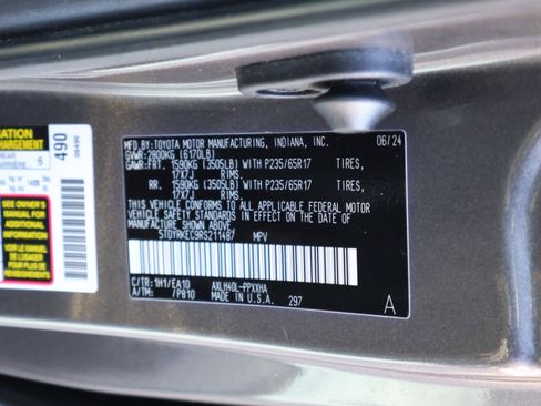 Used 2024 Toyota Sienna XLE image 41