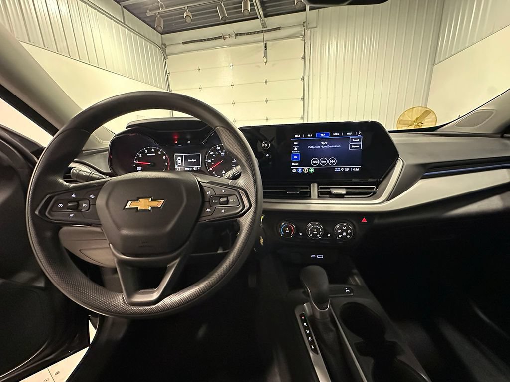 Used 2024 Chevrolet Trax LS w/ LS Convenience Package FWD image 33