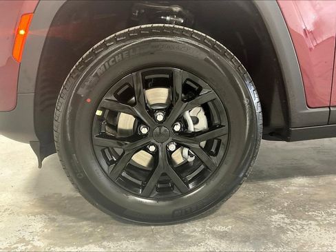 New 2025 Jeep Grand Cherokee Altitude image 22