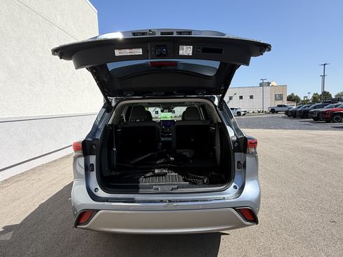 Used 2023 Toyota Highlander Platinum AWD/4WD image 16
