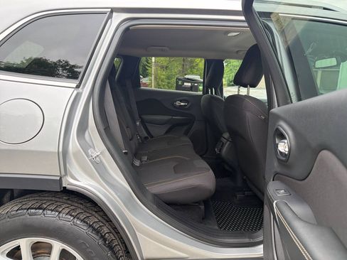 Used 2015 Jeep Cherokee Latitude w/ Cold Weather Group AWD/4WD image 28