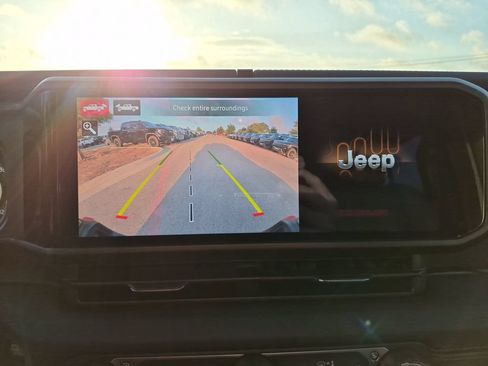 Used 2024 Jeep Gladiator Rubicon w/ Technology Group AWD/4WD image 30