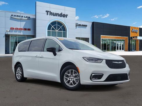 Certified 2024 Chrysler Pacifica Touring-L FWD image 1