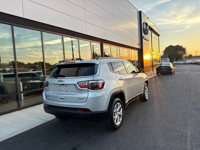 Used 2024 Jeep Compass Latitude AWD/4WD image 3