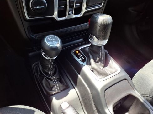 Used 2018 Jeep Wrangler Unlimited Sahara AWD/4WD image 28
