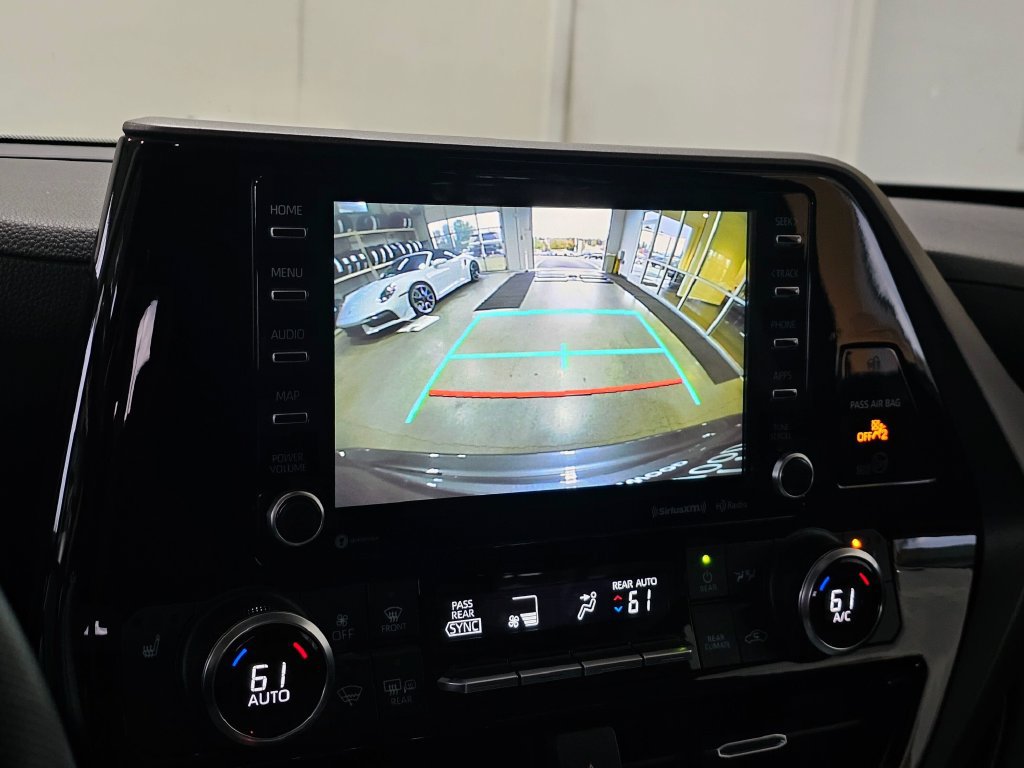 Used 2022 Toyota Highlander XLE AWD/4WD image 13