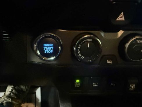 Certified 2022 Toyota Tacoma TRD Off-Road image 34