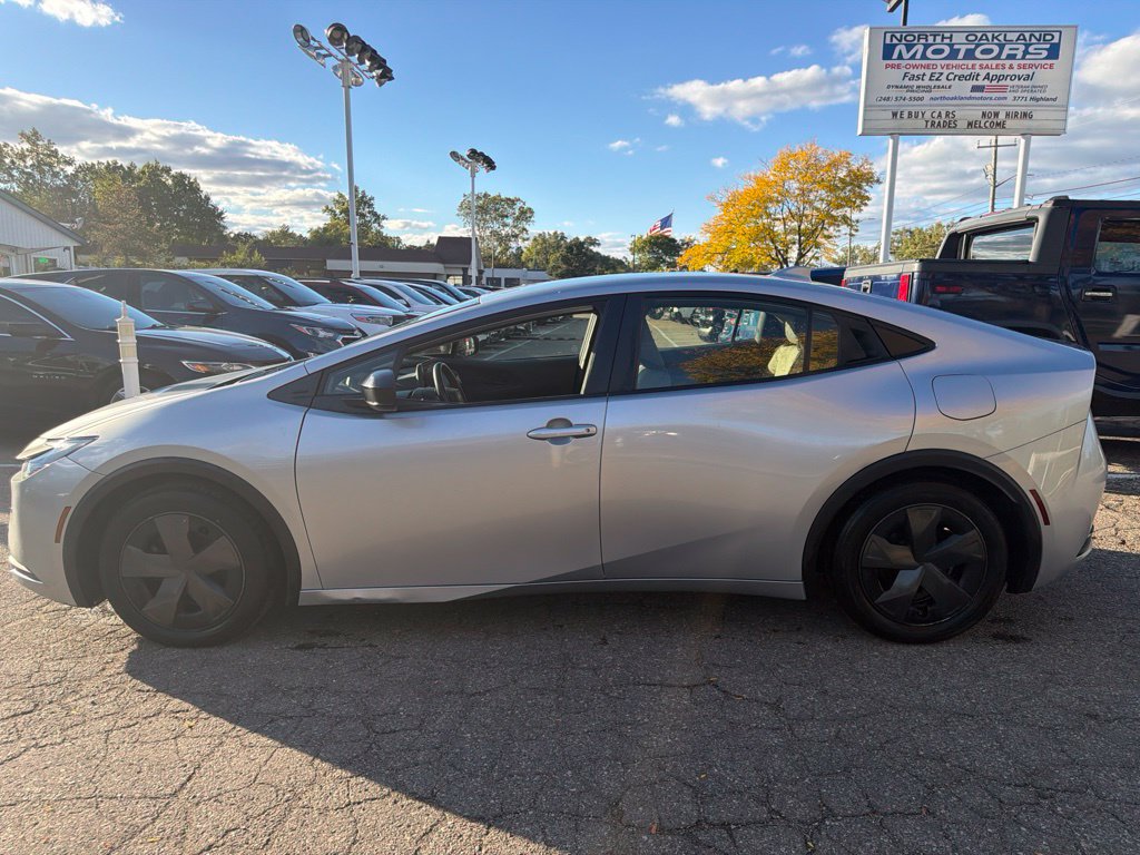 Used 2023 Toyota Prius LE FWD image 8