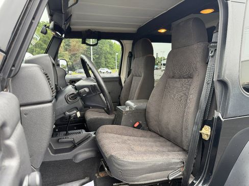 Used 2004 Jeep Wrangler Rubicon w/ Dual Top Group AWD/4WD image 27