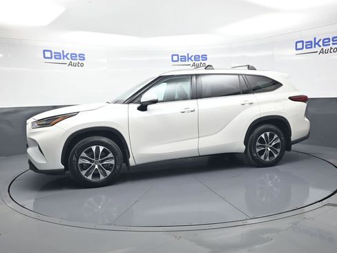 Used 2021 Toyota Highlander XLE AWD/4WD image 5