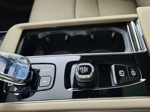 New 2026 Volvo XC90 B6 Plus w/ Protection Package Premier AWD/4WD image 17