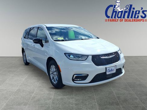 Used 2024 Chrysler Pacifica Touring-L FWD image 3