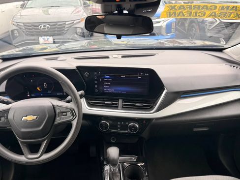 Used 2025 Chevrolet Trax LT FWD image 15