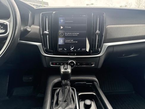 Used 2017 Volvo V90 T6 Cross Country image 24