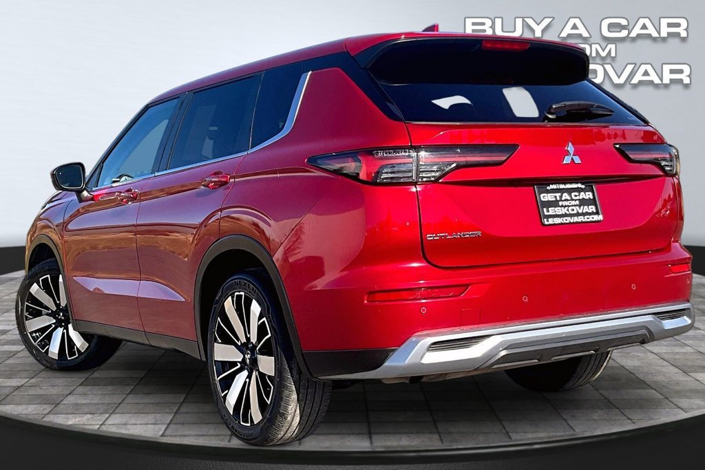 Used 2025 Mitsubishi Outlander AWD image 2