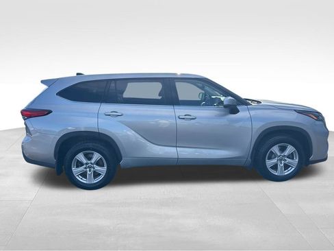 Used 2022 Toyota Highlander L image 6