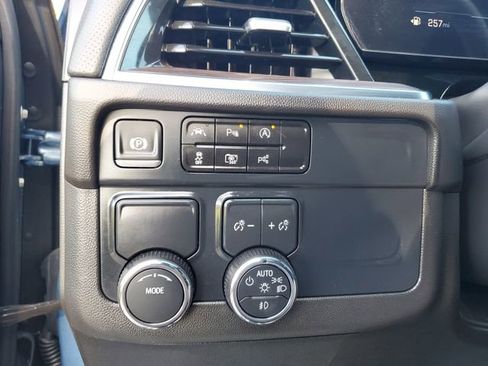 Used 2025 Chevrolet Suburban Premier RWD image 28
