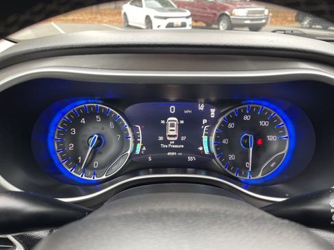 Used 2024 Chrysler Pacifica Touring-L image 9