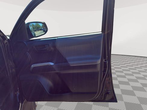 Used 2019 Toyota Tacoma SR5 AWD/4WD image 12