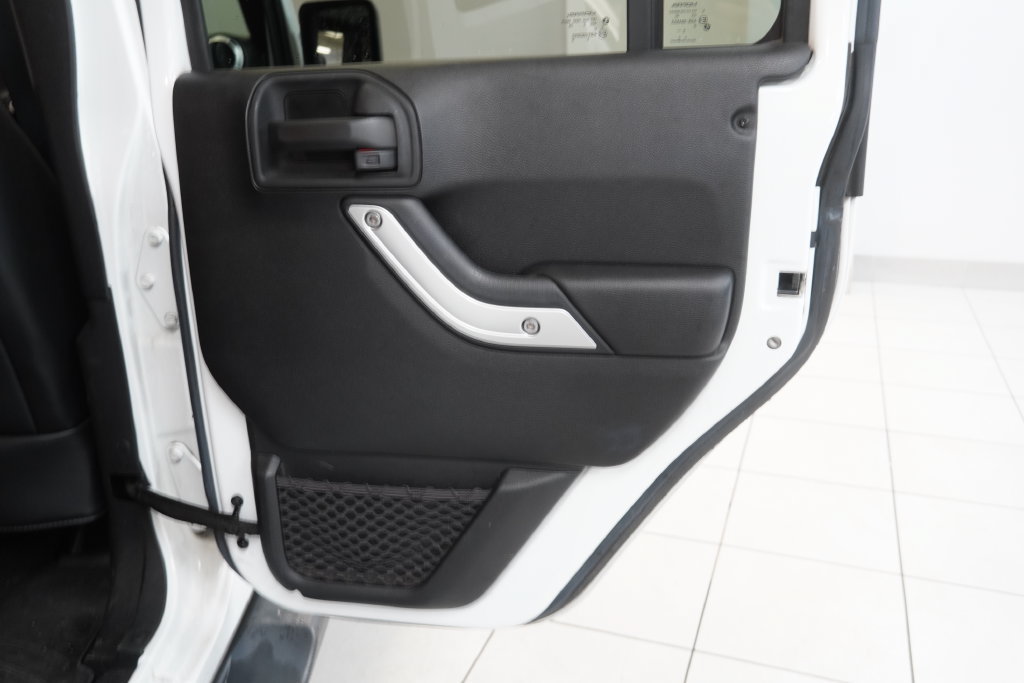 Used 2015 Jeep Wrangler Unlimited Rubicon w/ Connectivity Group AWD/4WD image 27