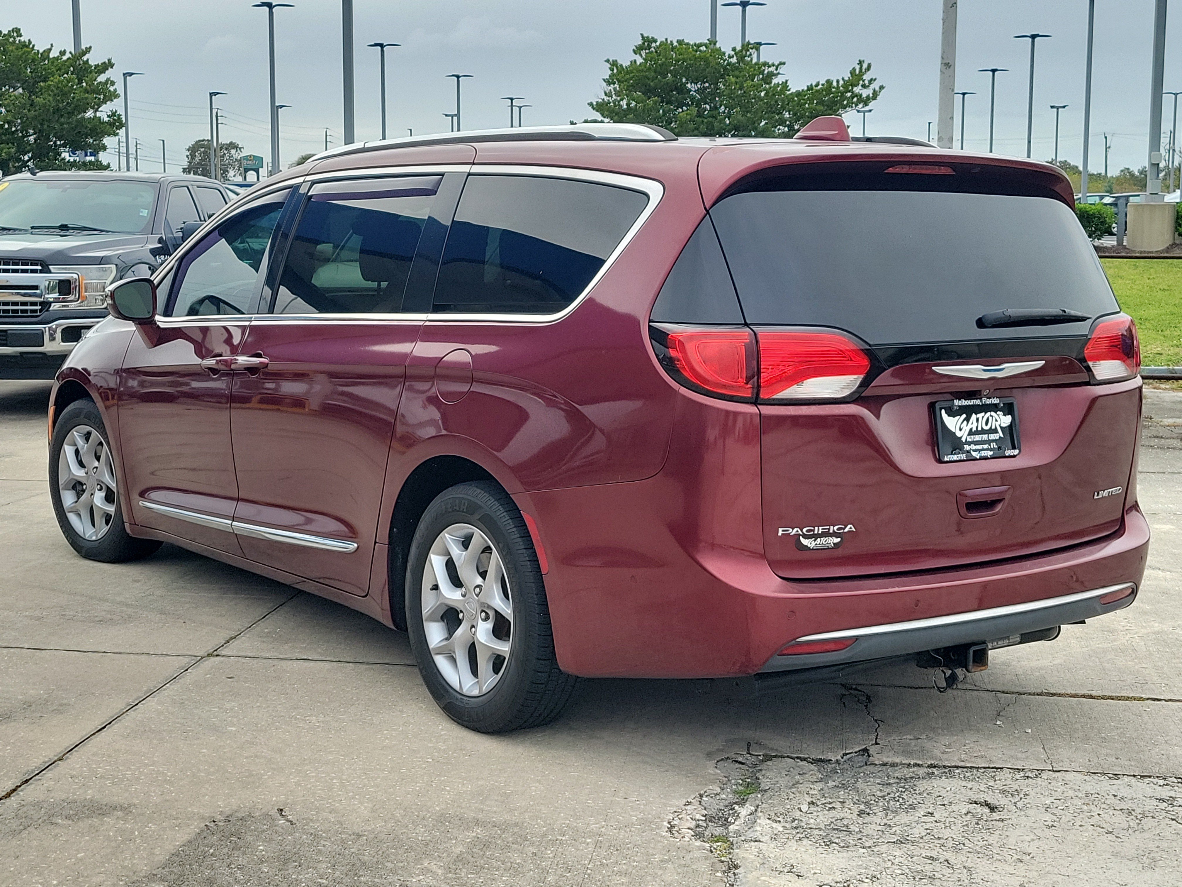 Used 2017 Chrysler Pacifica Limited w/ UConnect Theater Package FWD image 3