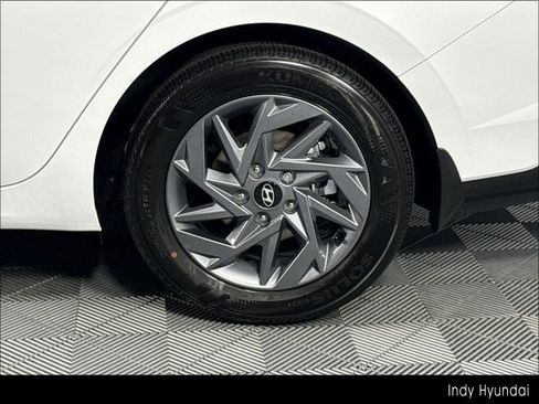 Used 2025 Hyundai Elantra Hybrid FWD image 19