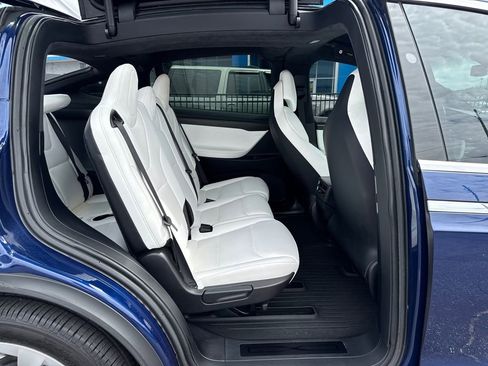 Used 2018 Tesla Model X image 16