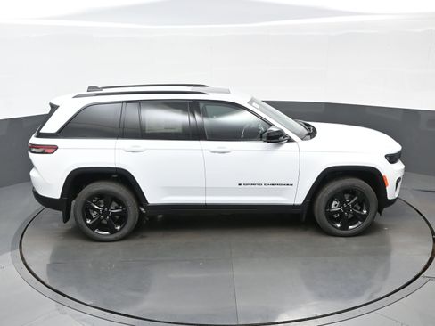 New 2025 Jeep Grand Cherokee Altitude AWD/4WD image 23