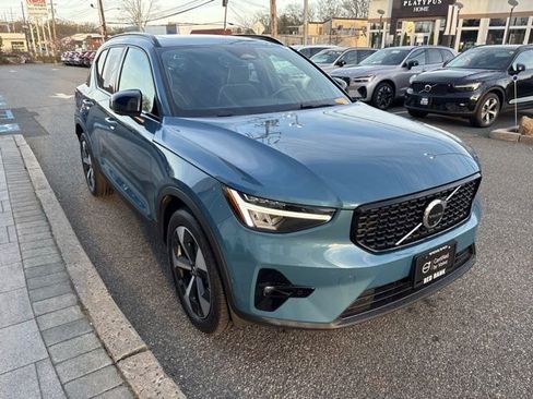Used 2025 Volvo XC40 B5 Plus AWD/4WD image 7