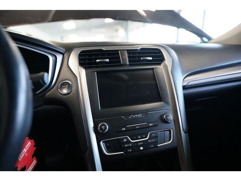 Used 2019 Ford Fusion SE FWD image 20