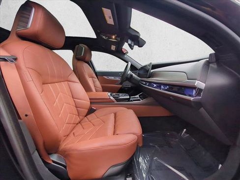 Used 2025 BMW 750e xDrive AWD/4WD image 23
