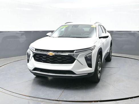 Used 2025 Chevrolet Trax LT FWD image 7