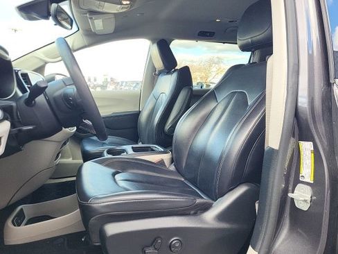 Used 2023 Chrysler Pacifica Touring-L image 10
