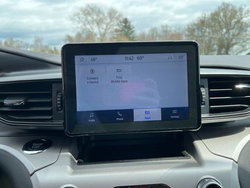 Used 2023 Ford Explorer XLT AWD/4WD image 29