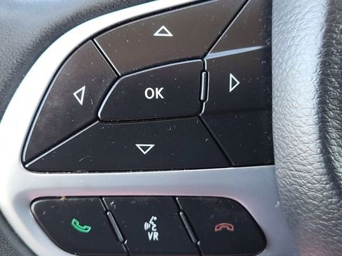Used 2023 Chrysler Pacifica Limited FWD image 11