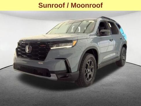 Used 2025 Honda Pilot TrailSport image 4