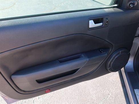 Used 2006 Ford Mustang Premium image 11