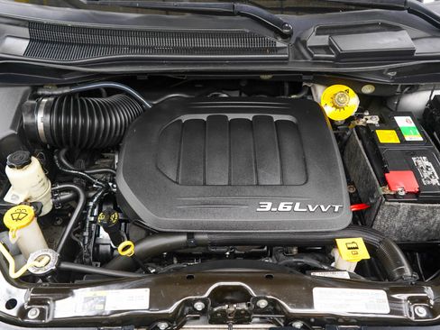 Used 2019 Dodge Grand Caravan SE FWD image 30